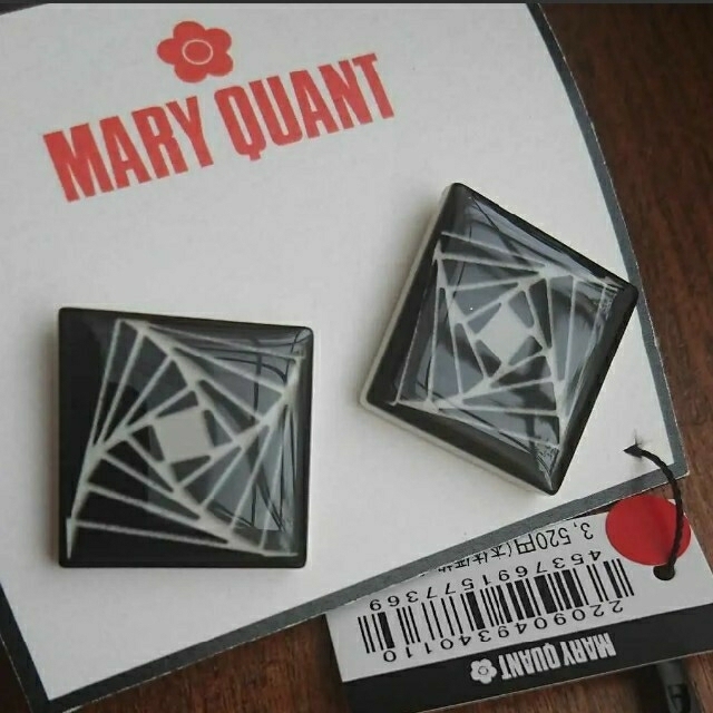 MARY QUANT(マリークワント)のMQ リバイバルジオメトリックパターン スパイラルピアス  ブラックＸホワイト レディースのアクセサリー(ピアス)の商品写真