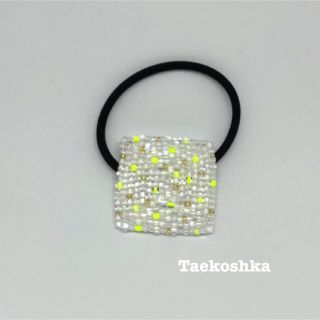 四角のヘアゴム　透明✖️イエロー✖️ゴールド　黄色　金　ビーズ刺繍(ヘアアクセサリー)