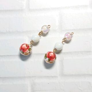 転写玉◆レッドローズホワイト玉のピアス(変更可)◆ハンドメイド(ピアス)