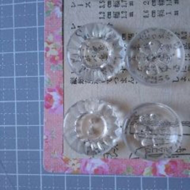 昭和レトロボタン　透明ボタン　4種×3個セット ハンドメイドの素材/材料(各種パーツ)の商品写真