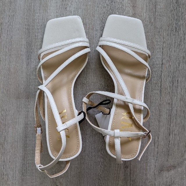 ZARA(ザラ)のZARA　幅細ストラップ付きハイヒールサンダル　37サイズ　ホワイト レディースの靴/シューズ(サンダル)の商品写真