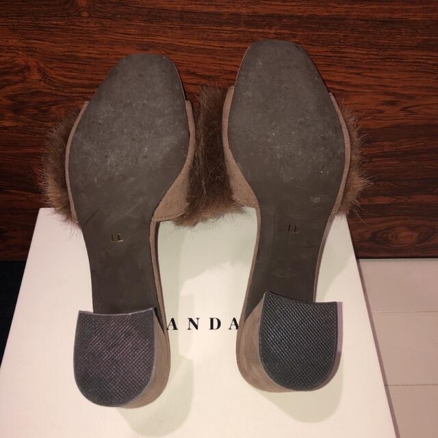 RANDA(ランダ)のランダ　フェイクファーミュールサンダル　外着用1回 レディースの靴/シューズ(サンダル)の商品写真