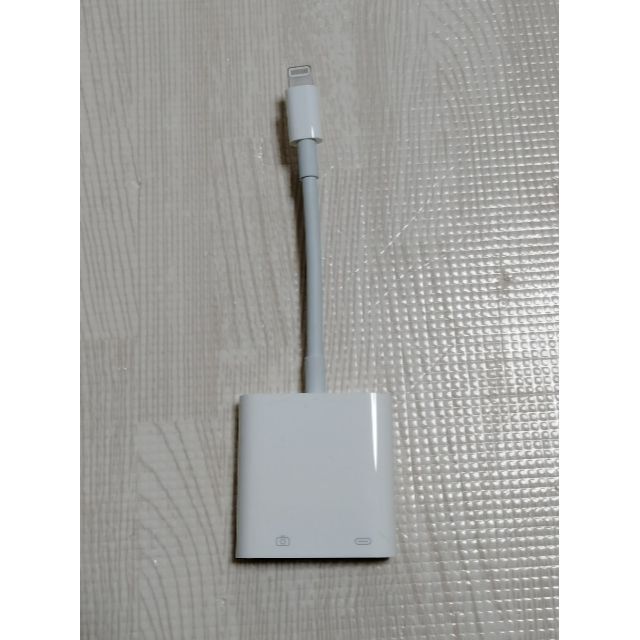 Apple(アップル)のA1619 Apple Camera Adapter MK0W2AM/A スマホ/家電/カメラのPC/タブレット(PC周辺機器)の商品写真