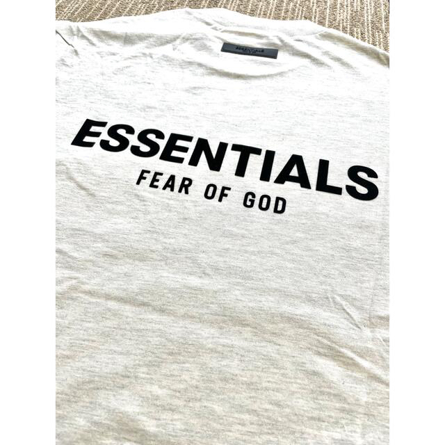 FEAR OF GOD(フィアオブゴッド)のFOG ESSENTIALS T-Shirt Light Oatmeal メンズのトップス(Tシャツ/カットソー(半袖/袖なし))の商品写真