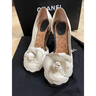 シャネル(CHANEL)のシャネル　CHANEL パンプス　カメリア　靴を　ウェッジソール　36センチ(ハイヒール/パンプス)