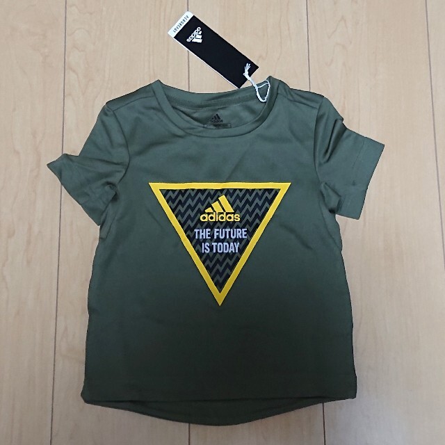 adidas(アディダス)の【新品】 100  adidas アディダス Tシャツ カーキ キッズ/ベビー/マタニティのキッズ服男の子用(90cm~)(Tシャツ/カットソー)の商品写真