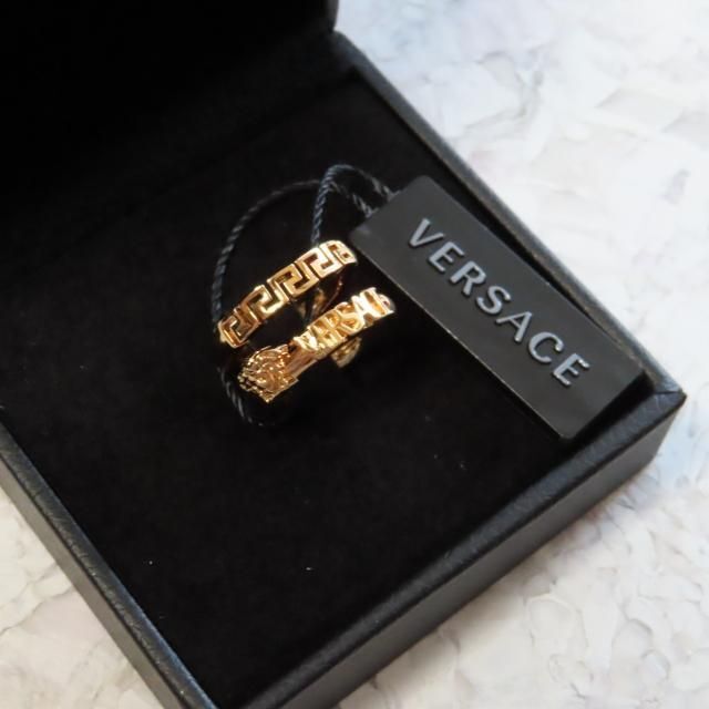 VERSACE(ヴェルサーチ)の新品VERSACEロゴリングゴールドヴェルサーチェアクセサリーグッチルイヴィトン メンズのアクセサリー(リング(指輪))の商品写真