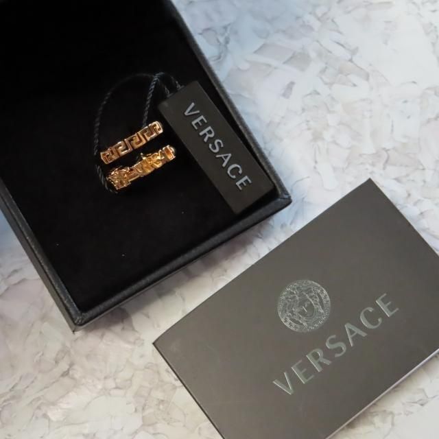 VERSACE(ヴェルサーチ)の新品VERSACEロゴリングゴールドヴェルサーチェアクセサリーグッチルイヴィトン メンズのアクセサリー(リング(指輪))の商品写真