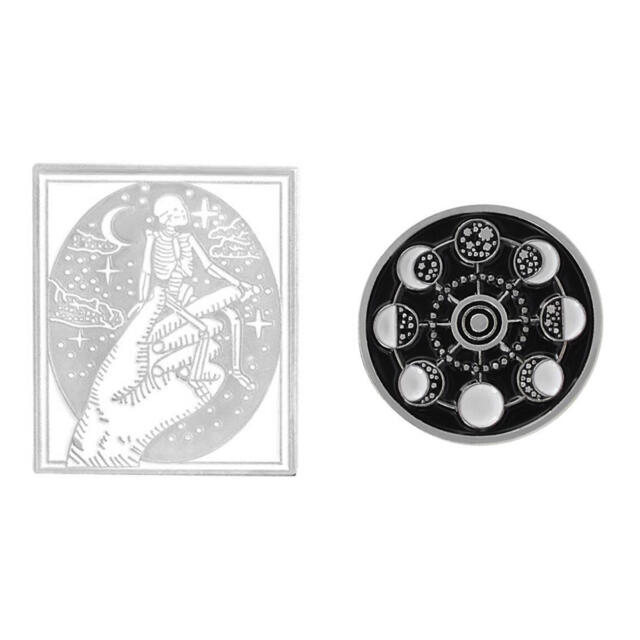 Ank Rouge(アンクルージュ)の月相髑髏手　黒白銀色ブローチ　コサージュ　ゴシック　パンク　やみかわ  黒魔法 レディースのアクセサリー(ブローチ/コサージュ)の商品写真