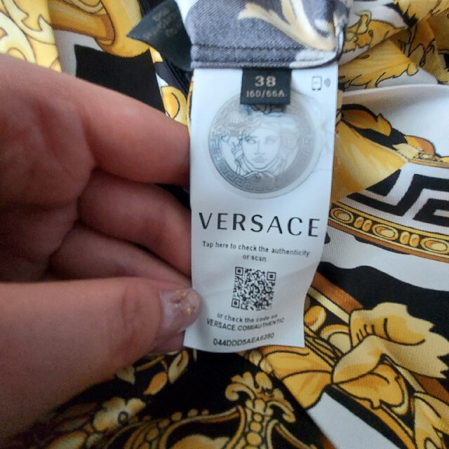 VERSACE(ヴェルサーチ)の【新品未使用タグ付き】VERSACEヴェルサーチェ☆サテンプリーツスカート レディースのスカート(ミニスカート)の商品写真