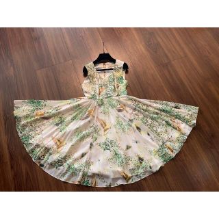 テッドベイカー(TED BAKER)のTED BAKER ホワイト 蝶・鳥柄ノースリーブフレアワンピース(ひざ丈ワンピース)