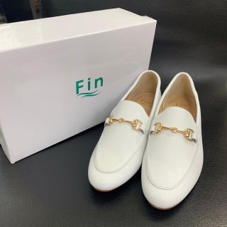 フィン(Fin)のフィン　ビットローファー　白　22.5cm 新品同様(ローファー/革靴)