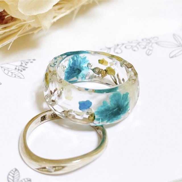 レジンリング　指輪　リング　かすみ草　ブルー　大人可愛い　キラキラ　13号 ハンドメイドのアクセサリー(リング)の商品写真