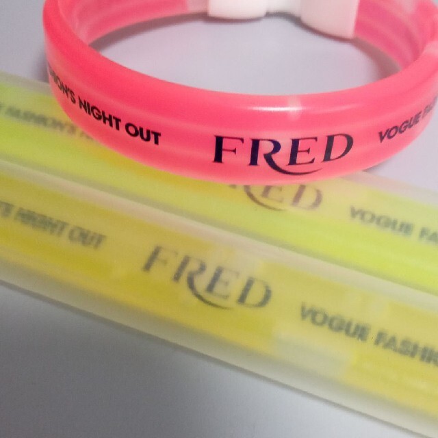 FRED(フレッド)の【非売品】FRED フレッド ユニセックス蛍光色ブレスレット3色セット レディースのアクセサリー(ブレスレット/バングル)の商品写真