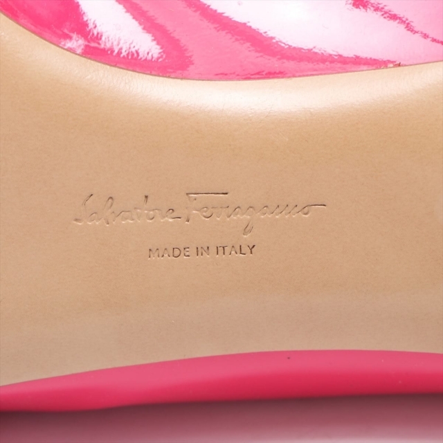Salvatore Ferragamo(サルヴァトーレフェラガモ)のフェラガモ ヴァラ エナメル 9 ピンク レディース パンプス レディースの靴/シューズ(ハイヒール/パンプス)の商品写真