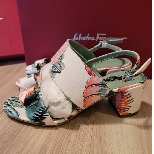 Salvatore Ferragamo(サルヴァトーレフェラガモ)のFerragamo　新品未使用　サンダル　大幅値下げ レディースの靴/シューズ(サンダル)の商品写真