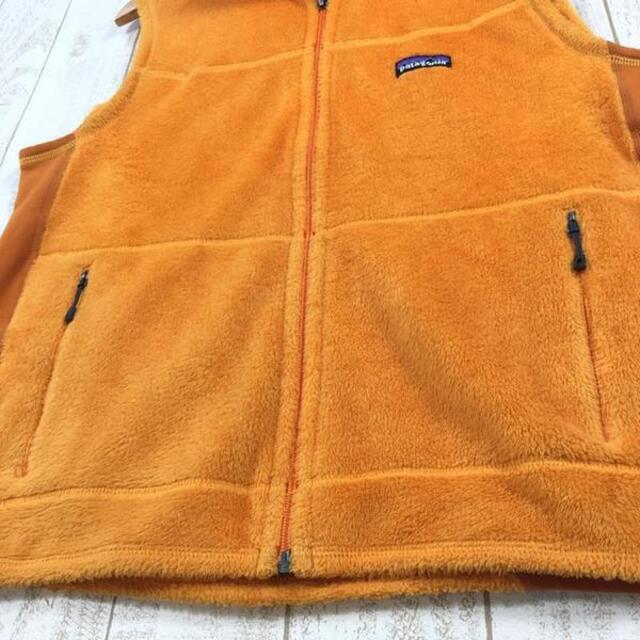 patagonia(パタゴニア)のMENs M  パタゴニア R2 ベスト R2 VEST マンゴー レギュレータ スポーツ/アウトドアのアウトドア(登山用品)の商品写真