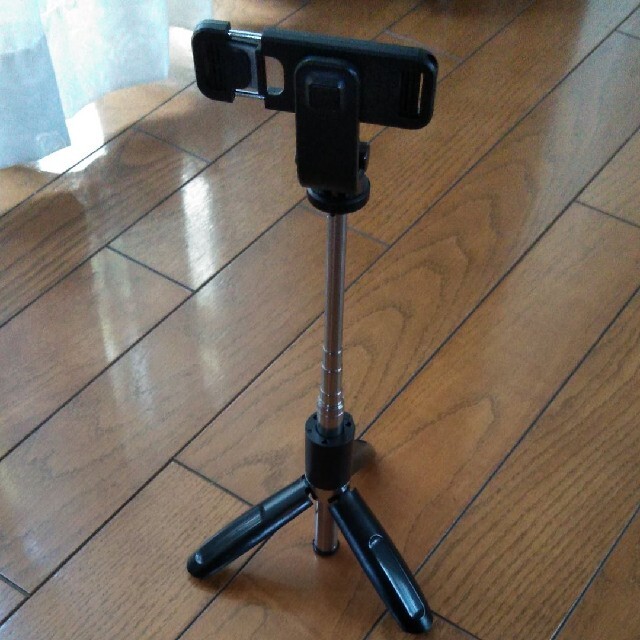 専用　　新品未使用　　selfie  stick  LO2  三脚付自撮り棒 スマホ/家電/カメラのスマホアクセサリー(自撮り棒)の商品写真