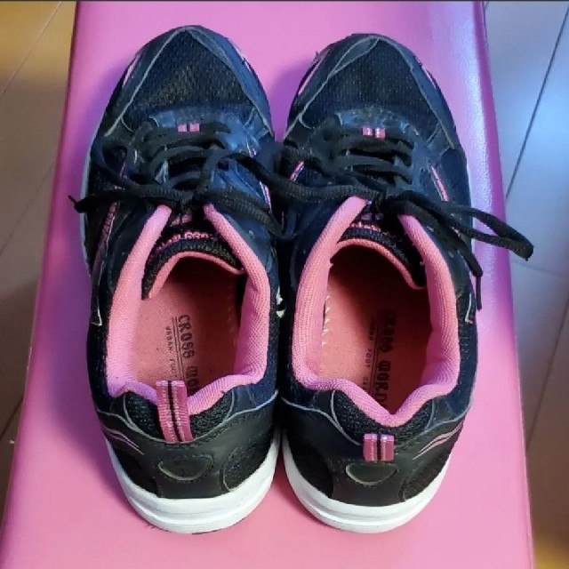 【お値下げ】レディース シューズ☆軽い♡スニーカー/黒×ローズピンク・24cm レディースの靴/シューズ(スニーカー)の商品写真