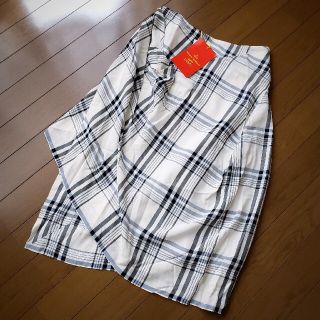 ヴィヴィアンウエストウッド(Vivienne Westwood)の[タグ付き未使用]アシンメトリースカート(ひざ丈スカート)