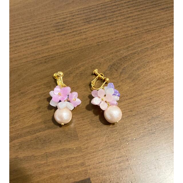 紫陽花とピンクコットンパールのイヤリング レディースのアクセサリー(イヤリング)の商品写真