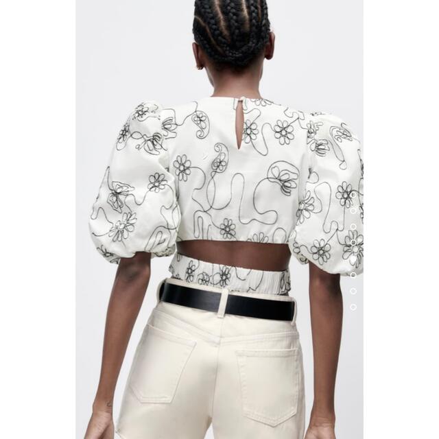 ZARA - エンブロイダリー クロップド トップスの通販 by ZARA - エンブロイダリー クロップド トップスの通販 by