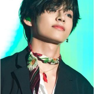 グッチ(Gucci)のGUCCI 花柄 ネックボウ BTS テヒョン 着用 テテ フラワー スカーフ(バンダナ/スカーフ)