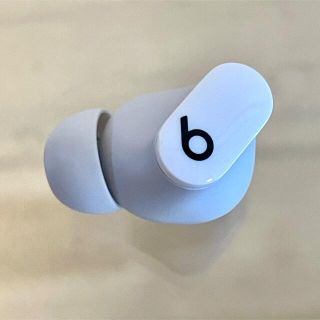 ビーツバイドクタードレ(Beats by Dr Dre)の美品★Beats Studio Buds ホワイト 左耳のみ／W43(ヘッドフォン/イヤフォン)