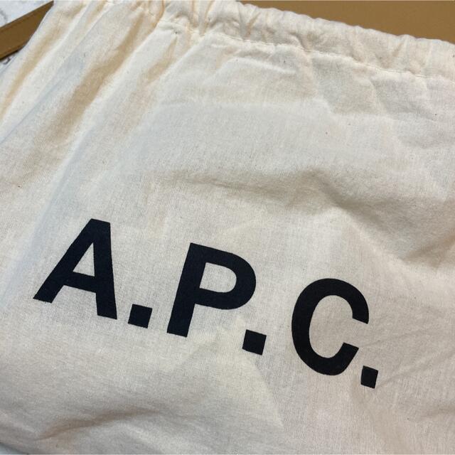 A.P.C(アーペーセー)のAPC エンボス　ハーフムーンバック レディースのバッグ(ショルダーバッグ)の商品写真