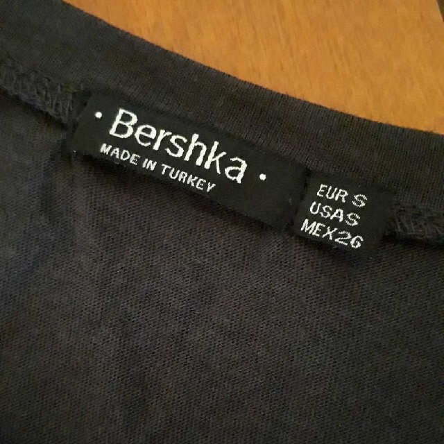 Bershka(ベルシュカ)のBershka 個性派 変形 カットデザイン 刺繍 プルオーバー カットソー レディースのトップス(カットソー(半袖/袖なし))の商品写真