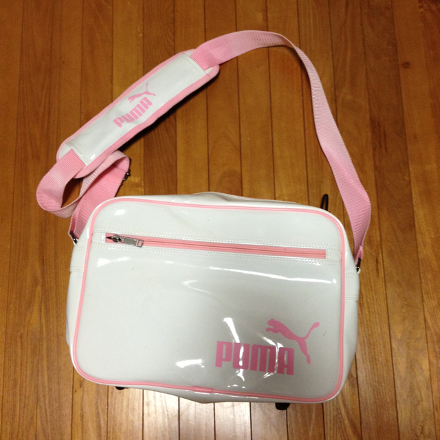 PUMA(プーマ)のPUMAエナメル 送料込 レディースのバッグ(ショルダーバッグ)の商品写真