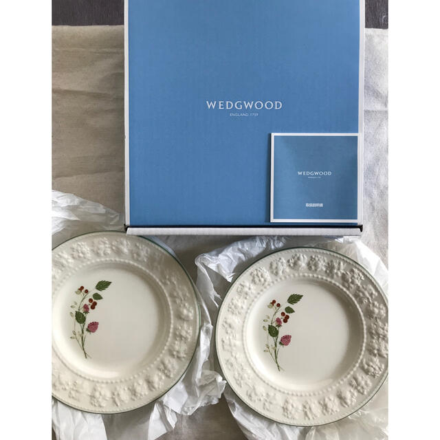 WEDGWOOD(ウェッジウッド)の未使用　WEDGWOOD ラズベリープレート　二枚 インテリア/住まい/日用品のキッチン/食器(食器)の商品写真
