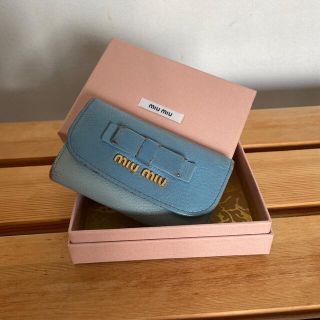 ミュウミュウ(miumiu)のミュウミュウ miumiu キーケース 6連 ロゴ リボンモチーフ ライトブルー(キーケース)