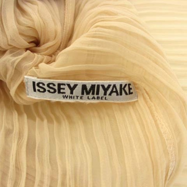 ISSEY MIYAKE(イッセイミヤケ)のイッセイミヤケ ホワイトレーベル シャツ ブラウス 長袖 プリーツ ベージュ レディースのトップス(シャツ/ブラウス(長袖/七分))の商品写真