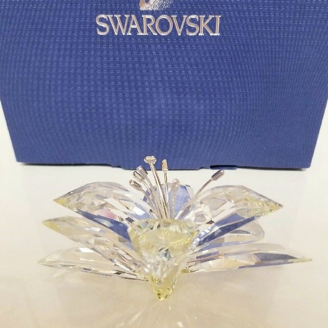 SWAROVSKI(スワロフスキー)のスワロフスキー  SWAROVSKI ユリ フラワー クリスタル 置物  装飾品 インテリア/住まい/日用品のインテリア小物(置物)の商品写真