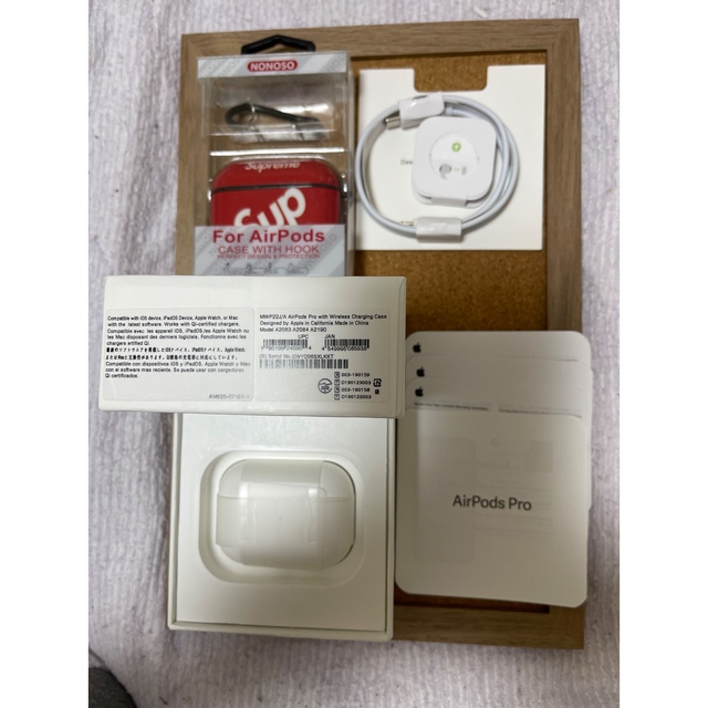 Apple(アップル)のcocoa様専用　Apple AirPods Pro supremeケース付 スマホ/家電/カメラのオーディオ機器(ヘッドフォン/イヤフォン)の商品写真