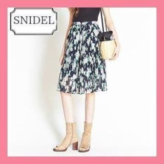 スナイデル(SNIDEL)の【スナイデル】グラデーションフラワープリーツスカート ネイビー　フリーサイズ(ひざ丈スカート)