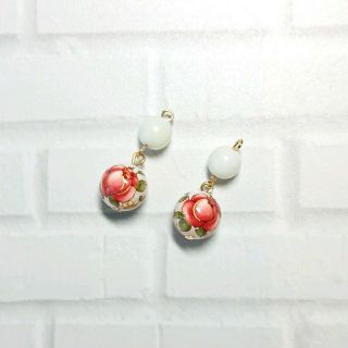 転写玉◆レッドローズホワイト玉のピアス②(変更可)◆ハンドメイド(ピアス)