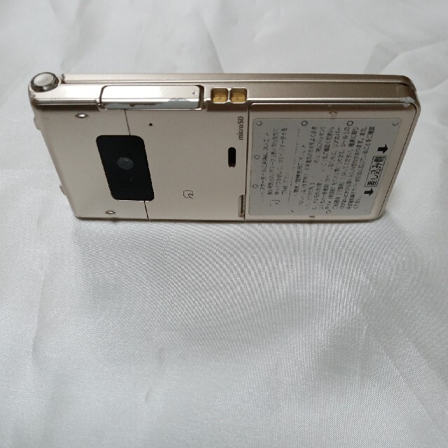 NTTdocomo(エヌティティドコモ)のドコモ　P01-G  ゴールド スマホ/家電/カメラのスマートフォン/携帯電話(携帯電話本体)の商品写真