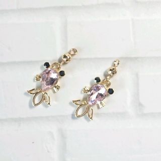 ピンク金魚チャームのピアス(変更可)◆ハンドメイド(ピアス)