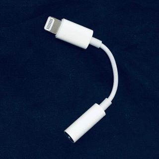 アップル(Apple)のアップル純正　lightning 3.5mmプラグ イヤホンジャック アダプター(ストラップ/イヤホンジャック)