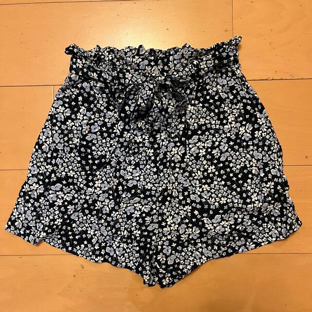 H&M(エイチアンドエム)のH&M 花柄 ショートパンツ  XS  レディースのパンツ(ショートパンツ)の商品写真