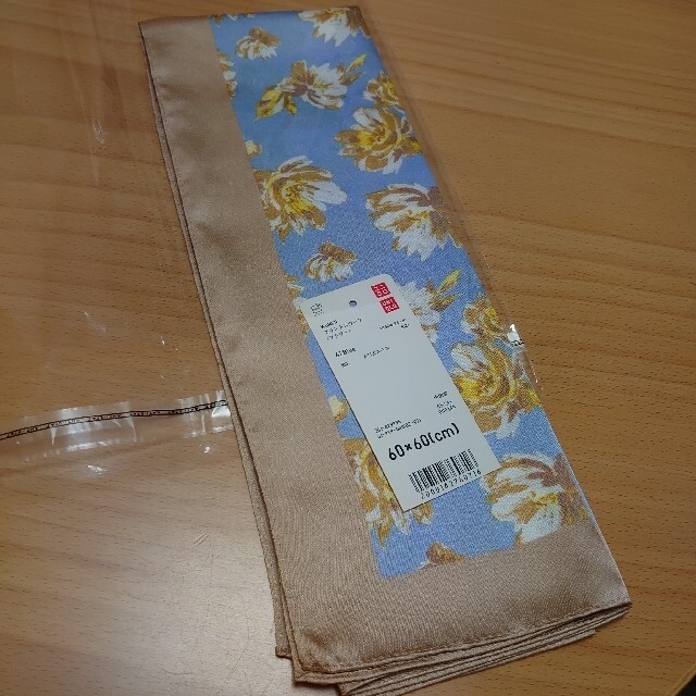 UNIQLO(ユニクロ)のユニクロ　フラワー柄　プリントスカーフ　新品 レディースのファッション小物(バンダナ/スカーフ)の商品写真