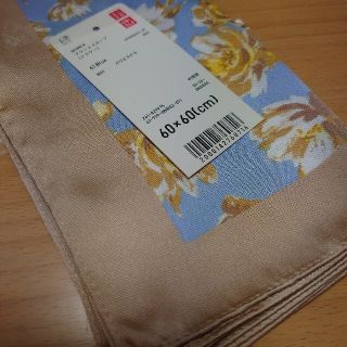 ユニクロ(UNIQLO)のユニクロ　フラワー柄　プリントスカーフ　新品(バンダナ/スカーフ)