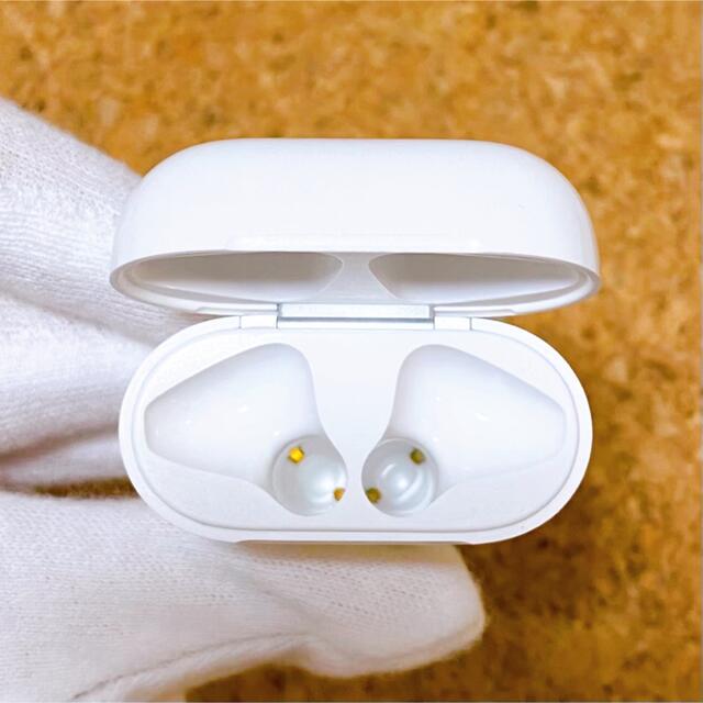 Apple(アップル)の純正　第二世代　airpods　アップル　エアーポッズ　エアーポッツ　充電ケース スマホ/家電/カメラのオーディオ機器(ヘッドフォン/イヤフォン)の商品写真