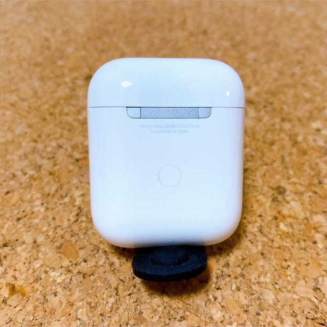 Apple(アップル)の純正　第二世代　airpods　アップル　エアーポッズ　エアーポッツ　充電ケース スマホ/家電/カメラのオーディオ機器(ヘッドフォン/イヤフォン)の商品写真