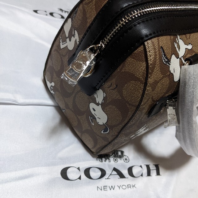 COACH(コーチ)のCOACH  ミニバッグ　シグネチャー　スヌーピー レディースのバッグ(ハンドバッグ)の商品写真