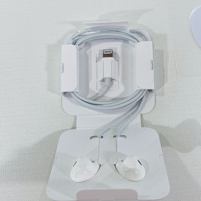 Apple(アップル)のApple純正　iPhone イヤホン ライトニングEarPods未使用　新品 スマホ/家電/カメラのオーディオ機器(ヘッドフォン/イヤフォン)の商品写真