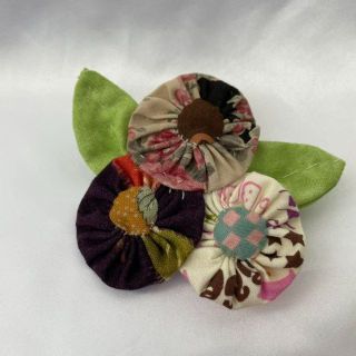 ハンドメイド　パッチワーク　お花のコサージュ　バッジ(コサージュ/ブローチ)