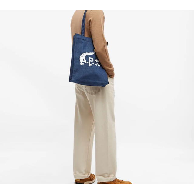 A.P.C(アーペーセー)の今期A.P.C.×ラコステ コラボ ビッグロゴインディゴ縦型トートバッグ apc メンズのバッグ(トートバッグ)の商品写真